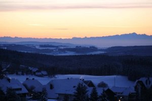 Sonnenaufgang im Winter mit Blick aus der Panorama-Lounge in dem Seminarhaus