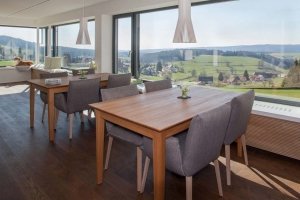Esszimmer mit Aussicht auf den Hochschwarzwald