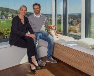 Ulrike Peter, Udo Möbes und "Melly" sitzen im Seminarhaus im Schwarzwald